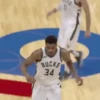 GIANNIS ANTETOKOUNMP.MOV 30