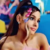 Ariana Grande 3 mov 6