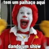 tem um palhaço aqui dando um show