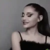 Ariana Grande 2 mov 22