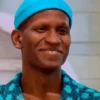 Hombre Sonriendo de Azul