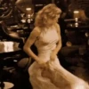 Vanessa Kirby en mov 12