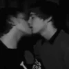 Chicos besándose 5