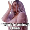 Llorando lo comienza
a llamar
