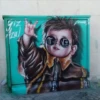 zu
M