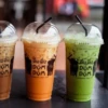 มดม
UM
OMI
TIC THAI T
ดื่ม ดื่ม
DOM
DOM M
AUTHENTIC THAI TEA
,
มดม
DOM
DOM
AUTHENTIC THAL