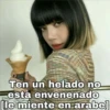 Ten un helado no
esta envenenado
[le miente en arabe]