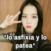 *lo asfixia y lo
patea*