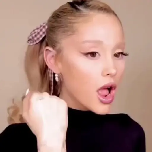 Ariana Grande 4 3