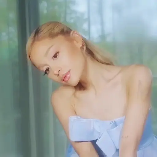 Ariana Grande 4 6