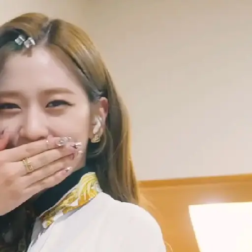 Yujin / @ive_stickers  10