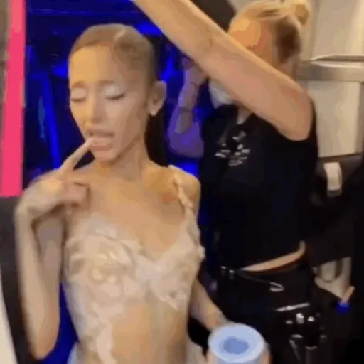 Ariana Grande 22