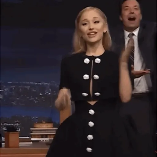 Ariana Grande  2