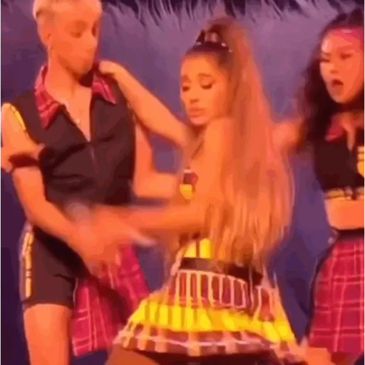 Ariana Grande  3