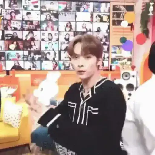 Leeknow- skz -KPOP-GIF🐰🤍 8