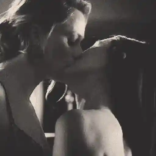 Kiss Lesbian ®™ 11