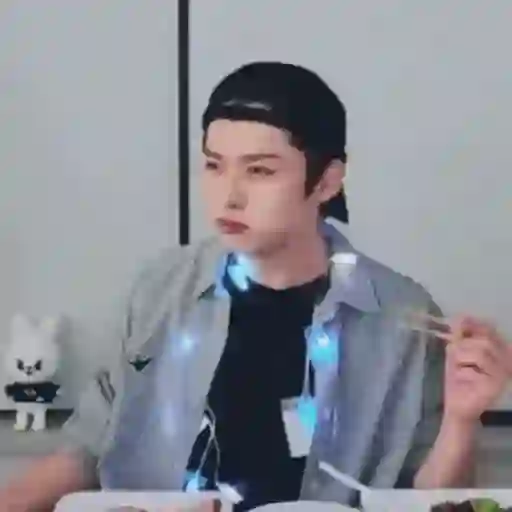 Leeknow- skz -KPOP-GIF🐰🤍 3