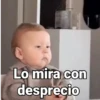 Lo mira con desprecio
