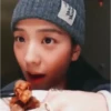  idols comendo/bebendo  24