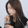  idols comendo/bebendo  19
