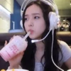  idols comendo/bebendo  22