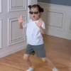 Linda garotinha dançando 14