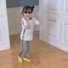 Linda garotinha dançando 16