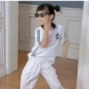 Linda garotinha dançando 15