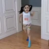 Linda garotinha dançando 13