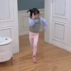 Linda garotinha dançando 25