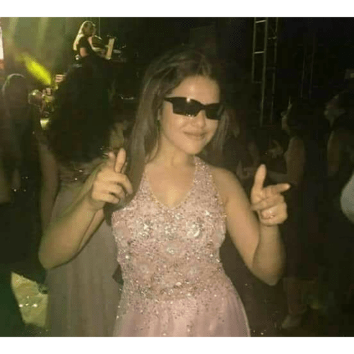 Ela faz a figurinha delah 1