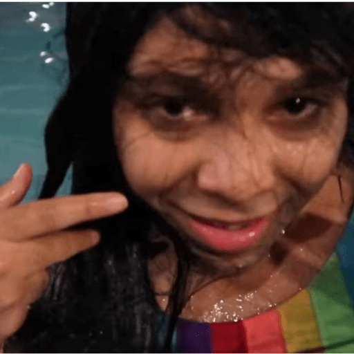 Ela faz a figurinha delah 13