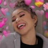 Garota Rindo com Corações