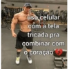 uso celular com a tela tricada pra combinar com o coração >>