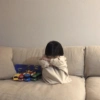 Niño triste con brazos cruzados