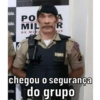 ida.
ida.
da.
PO
MIL
DE MIN
ida.
A
R
AIS
MEMA
chegou o segurança
do grupo