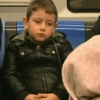 Niño aburrido en el metro