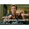 digitando insulti