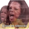 [Llora en silencio]