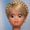 Bebê de olhos arregalados