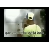 que em minha porta bate