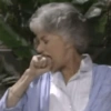 Mujer mayor bostezando