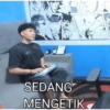 SEDANG MENGETIK
