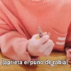 [aprieta el puño de rabia]