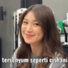 e tersenyum seperti cishani