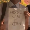 MENJADI
WIBU
ITU
KEREN