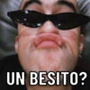 UN BESITO?