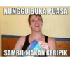 NUNGGU BUKA PUASA
SAMBIL MAKAN KERIPIK