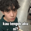 kau tengok aku T ni?