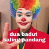dua badut saling pandang